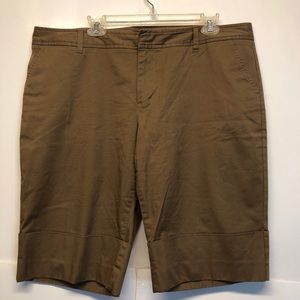 Bermuda GAP STRETCH TO WOMEN SIZE 18 .